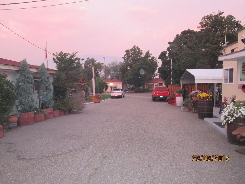 Tel-A-Friend Motel Vernon Exterior photo